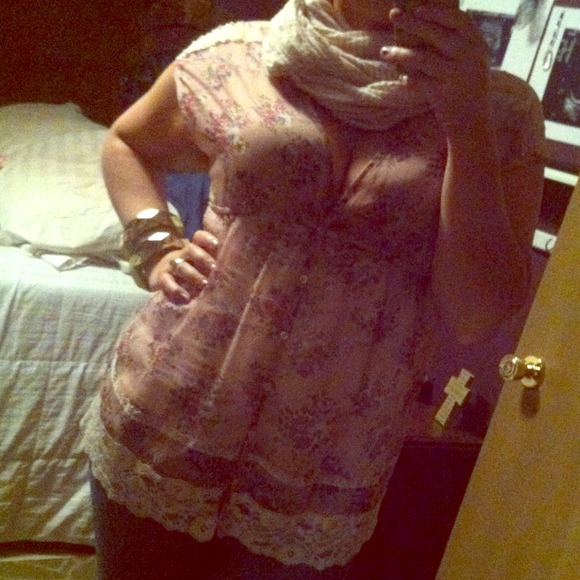 ❌REDUCED❌Pale pink floral, sheer, lace top