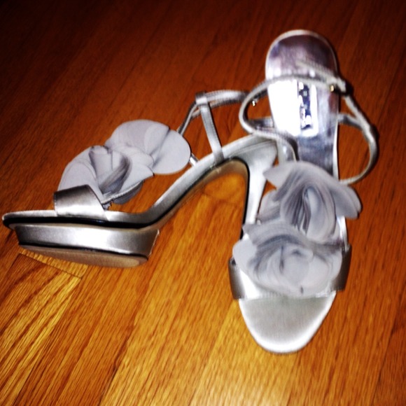 Shoes - 🔴REDUCED🔴Pretty silver shoes