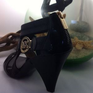 💢RESERVED💢Michael Kors 👠Sandal size 6.5