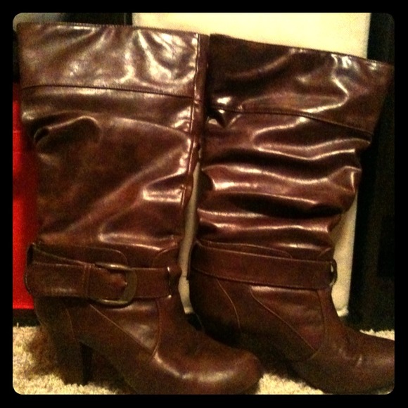 Cute dark brown boots 😝