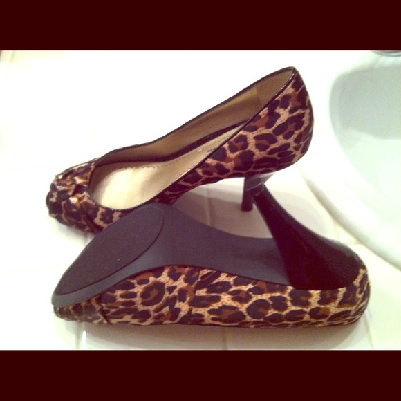 --TRADED--Cute vintage cheetah peep hole heels.