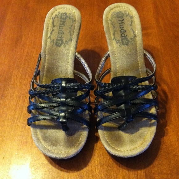 Size 8m mudd heels. Worn once.
