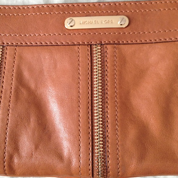 Clutch Michael Kors!!!   camel and gold trim