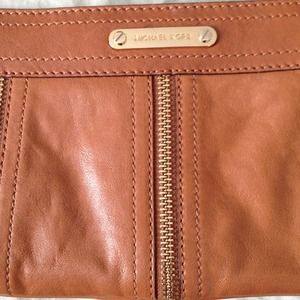 Clutch Michael Kors!!!   camel and gold trim