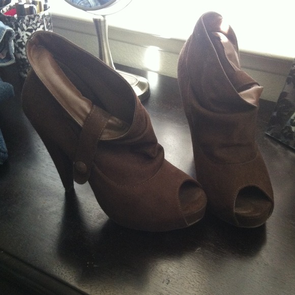 SOLD⬇️Reduced⬇Brown suede booties