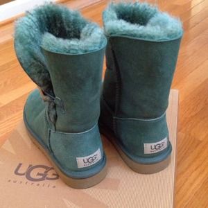 Like new UGG green bailey button boots - size 7