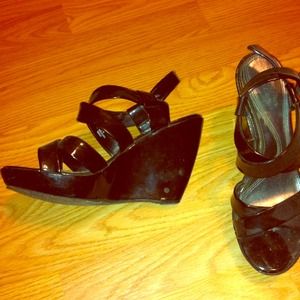 Simply Vera Wang Wedges size 7