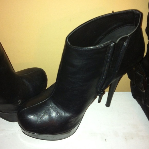 Size 7 Ankle Boots - Picture 3 of 4