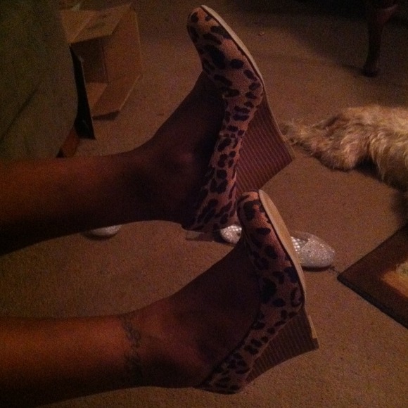•••Reduced•••Fabulous leopard print wedges