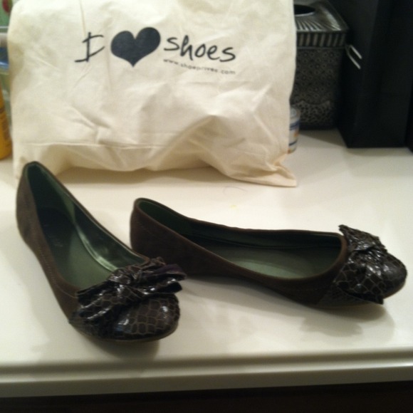 "SOLD" Cute Hunter Green flats - Picture 2 of 2