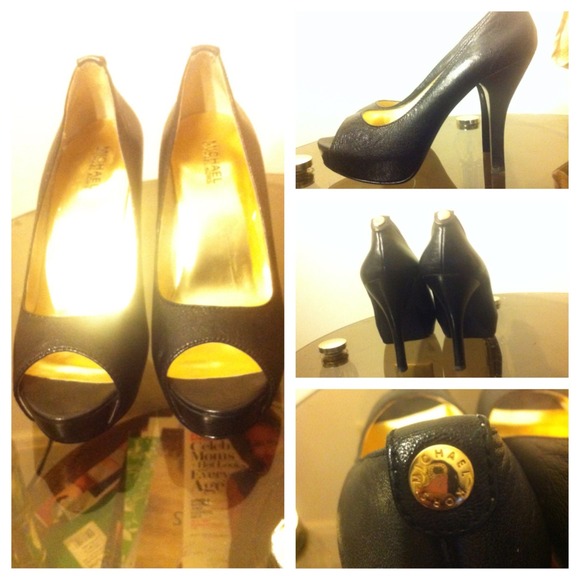 ❌RÉSERVEd❌ for @brandyververs Michael Kors pumps👠
