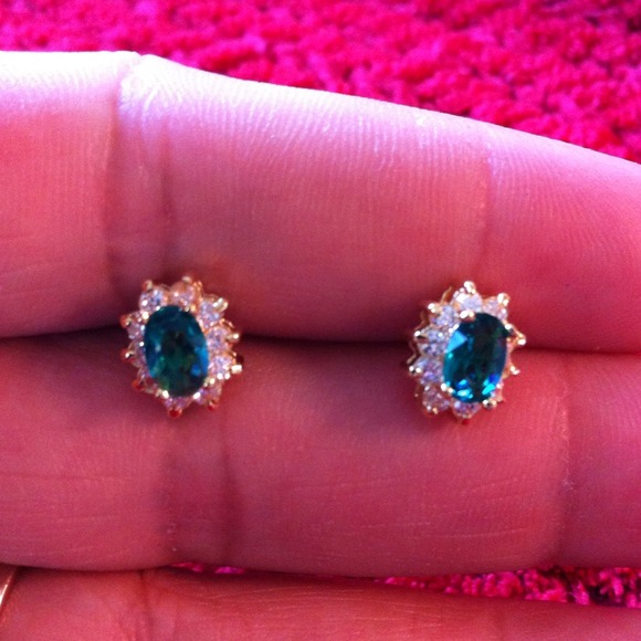 🎈🎈Emerald flower stud earrings🎈🎈