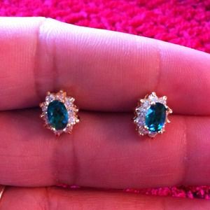 🎈🎈Emerald flower stud earrings🎈🎈