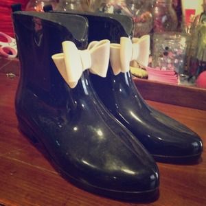 Black ankle rainboots with beige bow