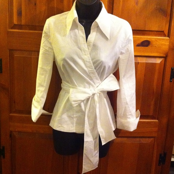 🎀SOLD🎀 White wraparound shirt size 6