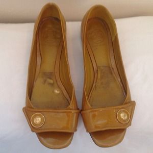 🔴SOLD🔴TORY BURCH Mustard Patent Leather Flat