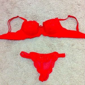 ⬇REDUCED⬇Victoria's secret bra and Panty set 34A