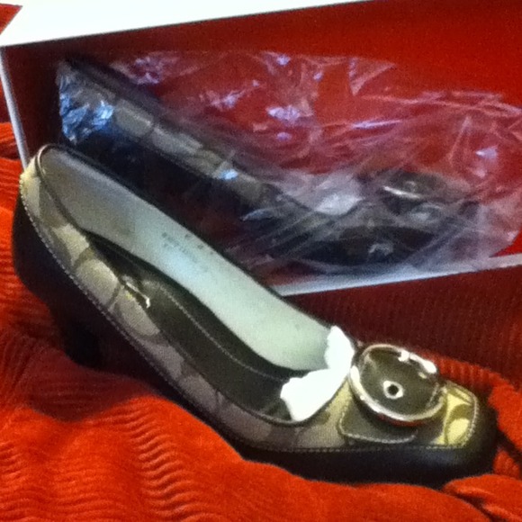 Coach pumpssize 8 bought at Macy's $195🎉reduced🎉