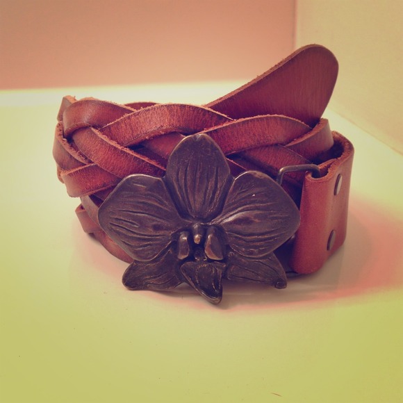 Leather braided belt w/ flower buckel