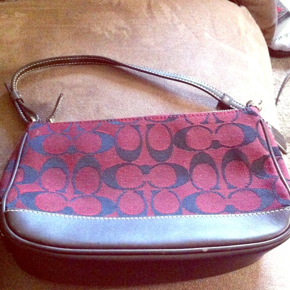 Authentic Coach bag never used, in perfect shape.