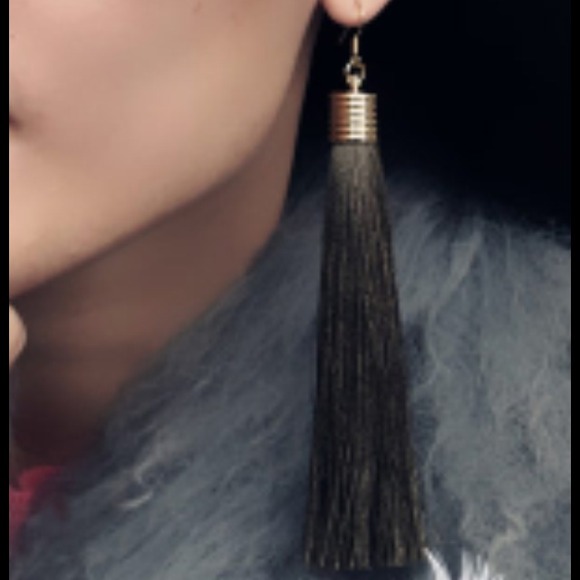 🎀SOLD🎀Tassel black silk yarn dangle earrings.