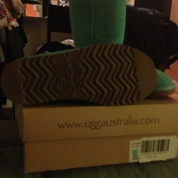 BRAND NEW never worn aqua blue classic short UGG's - Picture 2 of 4