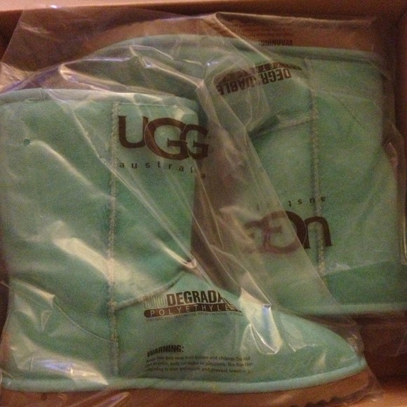 BRAND NEW never worn aqua blue classic short UGG's - Picture 4 of 4