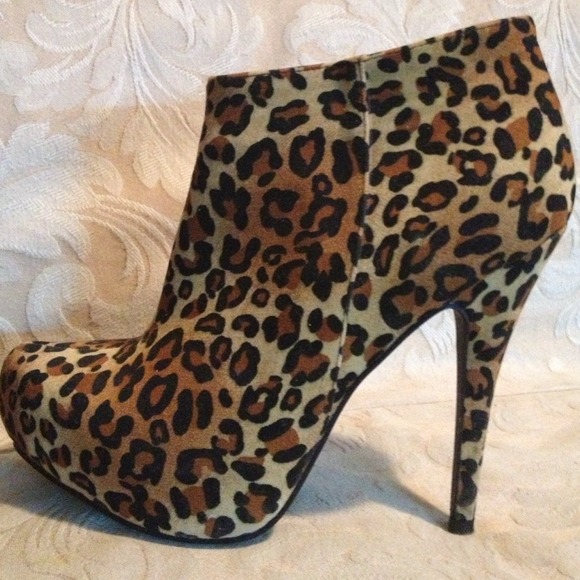 Leopard cheetah stiletto heel booties Sz 7