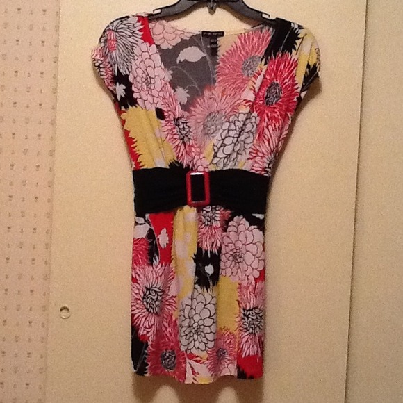 ✋SOLD! ✋V-neck Belted blouse with flower design!