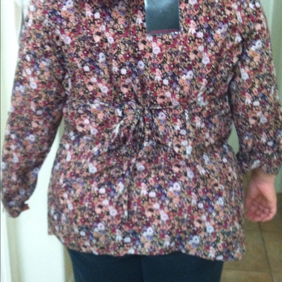 ⚡️⚡️REDUCED⚡️⚡️Floral print pleated shirt - Picture 4 of 4