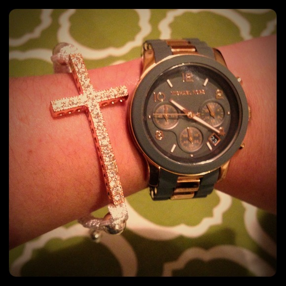 ❌SOLD IN BUNDLE❌Rose Gold Sideways Cross Bracelet