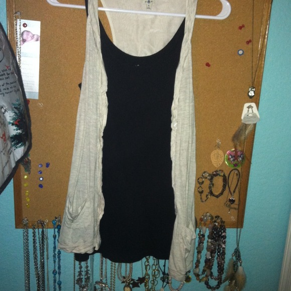 Cream sleeveless shawl