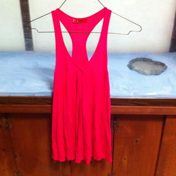 💰 SOLD💰Super cute hot pink tank.