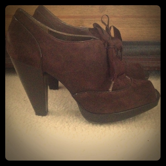 Kenneth Cole peep toe shoe