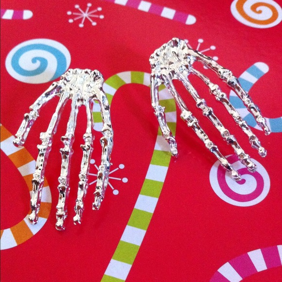 ❤️️SOLD❤️️silver plated skeleton hand earrings.