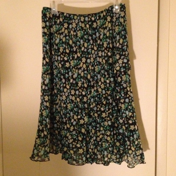 Floral print skirt w/ accent ruffle