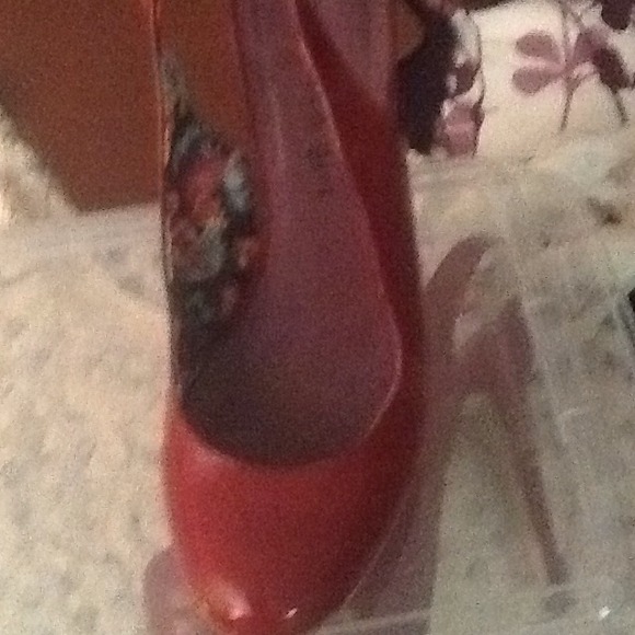Red pump - Picture 3 of 3