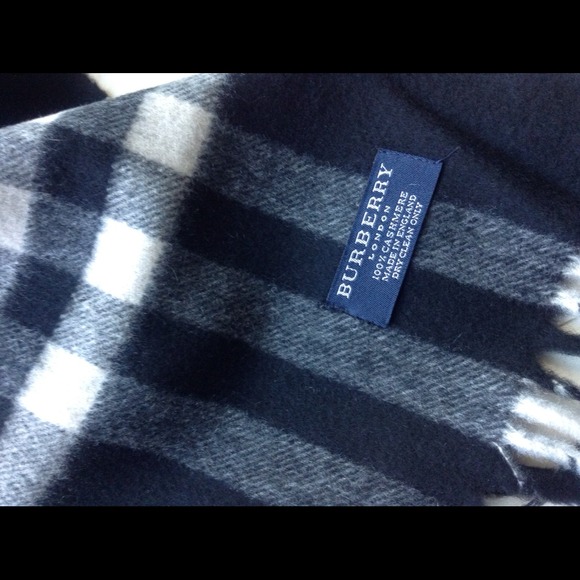 ❌Sold❌ Burberry cashmere check scarf - Picture 2 of 2