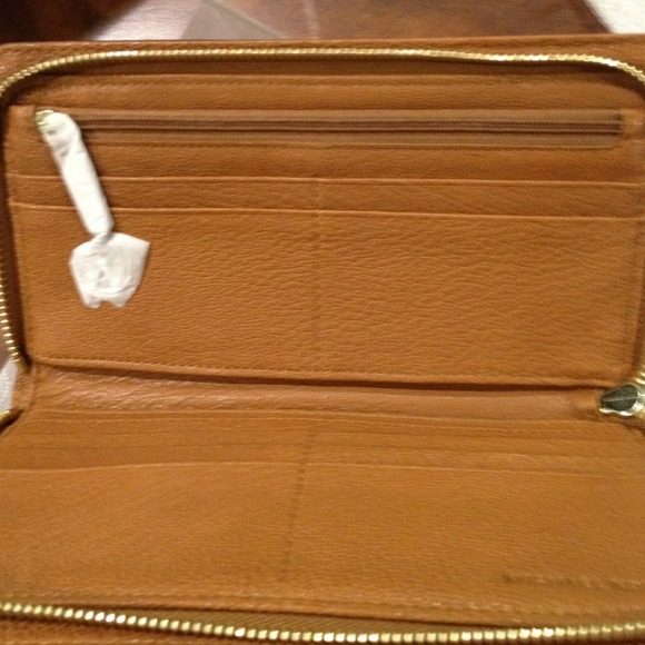 ✨SOLD ✨Michael Kors wallet - Picture 2 of 2