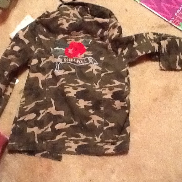 ⛔traded⛔ camo jacket fits all sizes