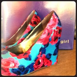 🌀An adorable pair of floral Madden Girl Wedges🌀