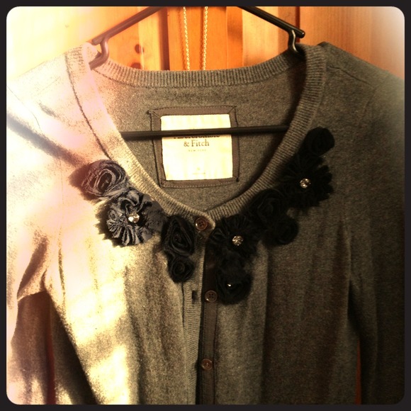 Long sleeved cardigan w/collar detail