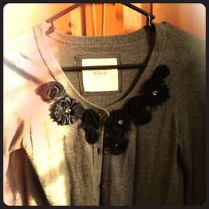 Long sleeved cardigan w/collar detail