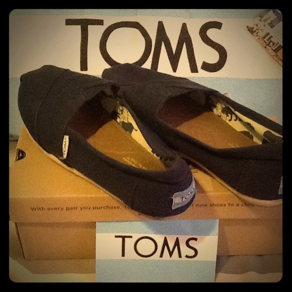 Price Reduced-Toms Classic Canvas in Navy Blue (7)