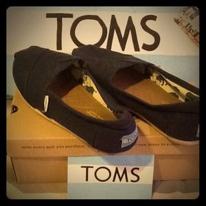 Price Reduced-Toms Classic Canvas in Navy Blue (7)