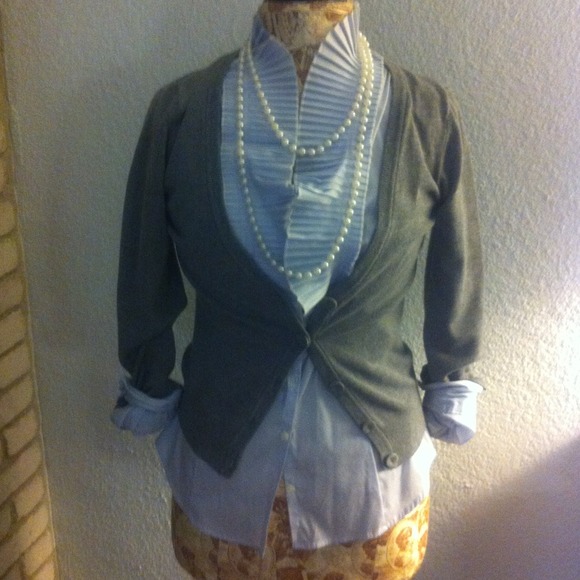 SOLD Ruffled button up - Picture 4 of 4
