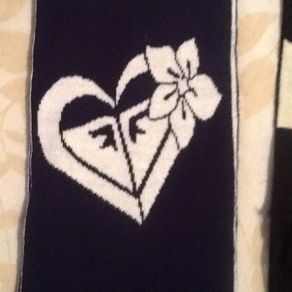 ⭕SOLD⭕Two roxy scarfs - Picture 2 of 3
