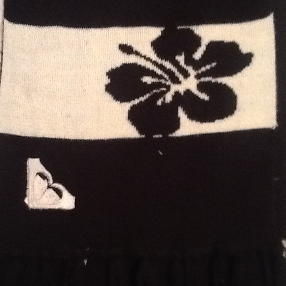 ⭕SOLD⭕Two roxy scarfs - Picture 3 of 3
