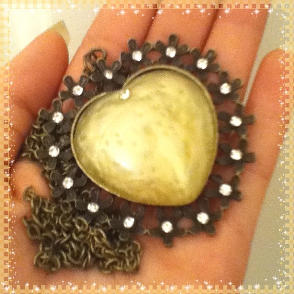 💛Cute unique heart sweater necklace💛NWOT