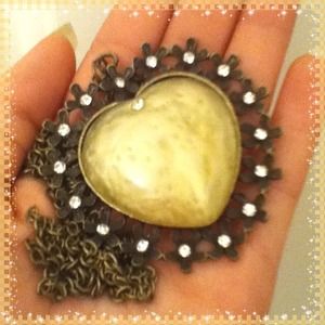 💛Cute unique heart sweater necklace💛NWOT